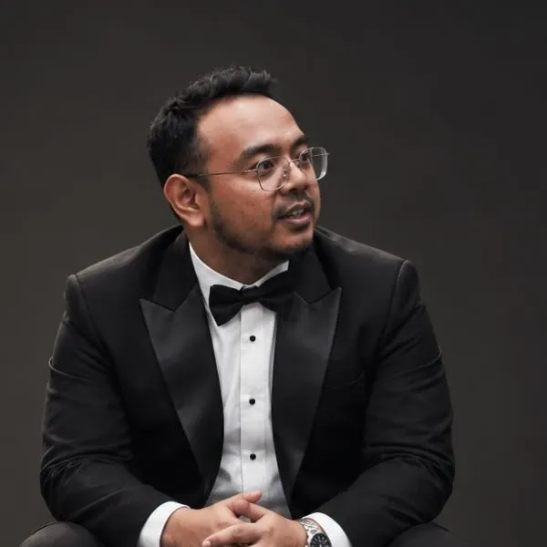 Iskandar Danial Adam Adonis, jurulatih program CBDA, berpakaian tuksedo