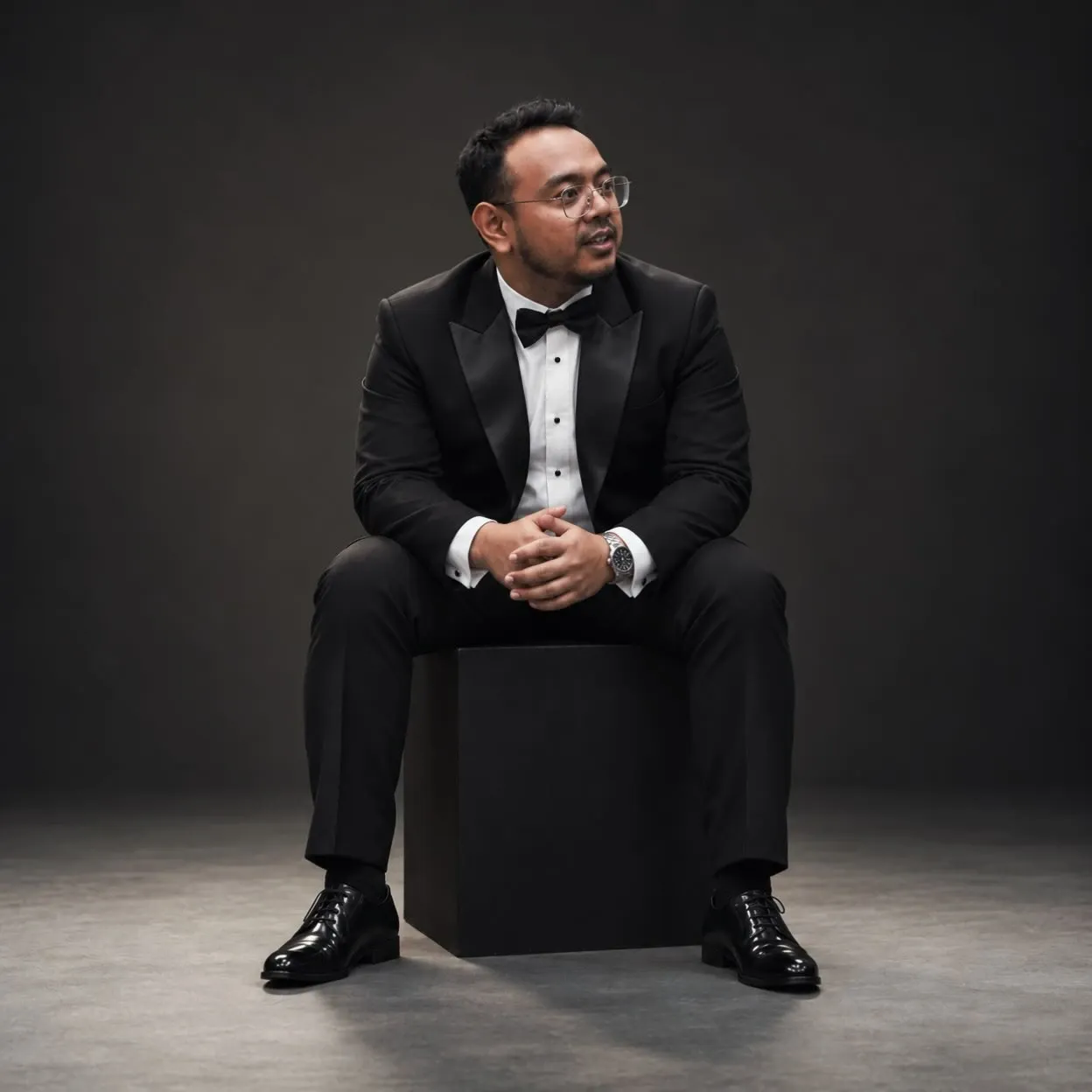 Iskandar Danial, coach business development, duduk berpakaian tuksedo